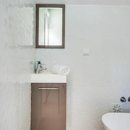 Charming 4 Bedroom In Anjos Appartamento